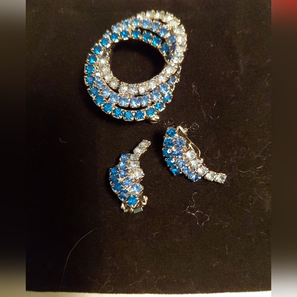 The Unbranded Brand Jewelry - Vintage Trio Blue Rhinestone Brooch & Clip on Earrings.